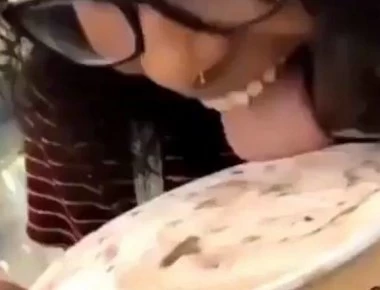 Νεαρή κοπέλα γλείφει παγωτό σε σούπερ μάρκετ και το ξαναβάζει στο ράφι (βίντεο)